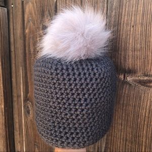 Crochet beanie with poof